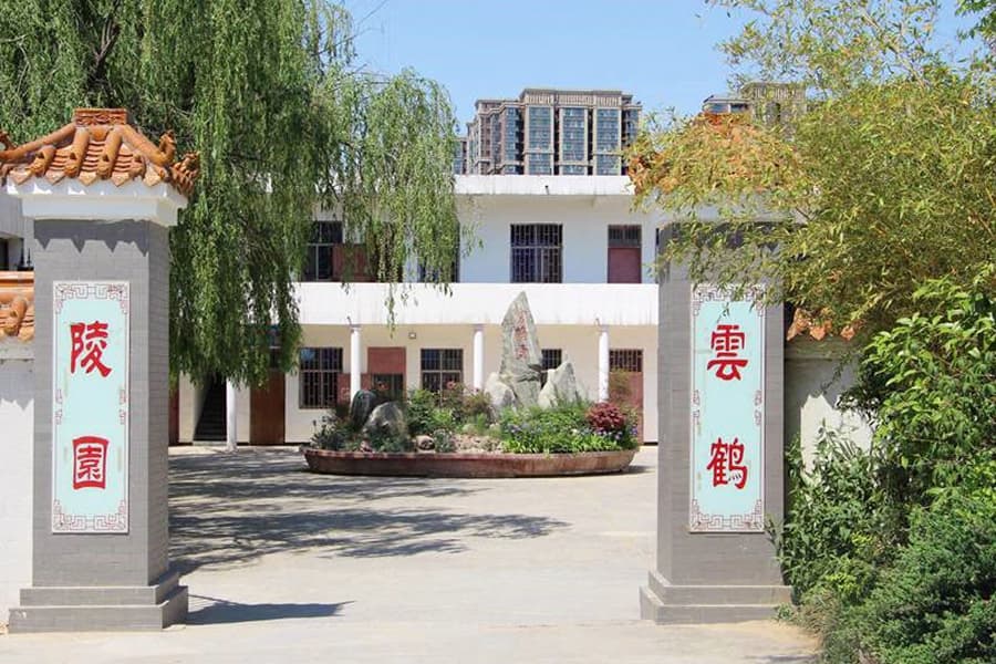 郑州市二七区云鹤生态陵园陵园大门图
