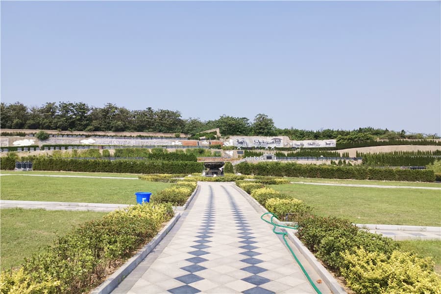 郑州市中原区郑州市民公墓园区环境图