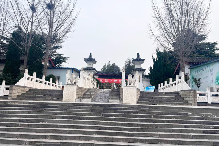 郑州市荥阳市青龙岗纪念园陵园大门图