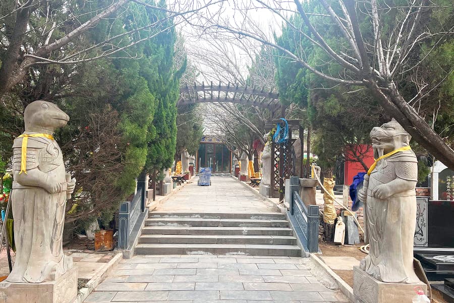 郑州市荥阳市青龙岗纪念园特色雕像图