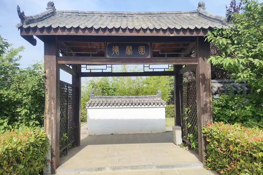 凤凰山人文纪念园景观图