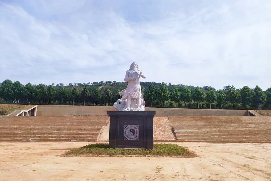 凤凰山人文纪念园